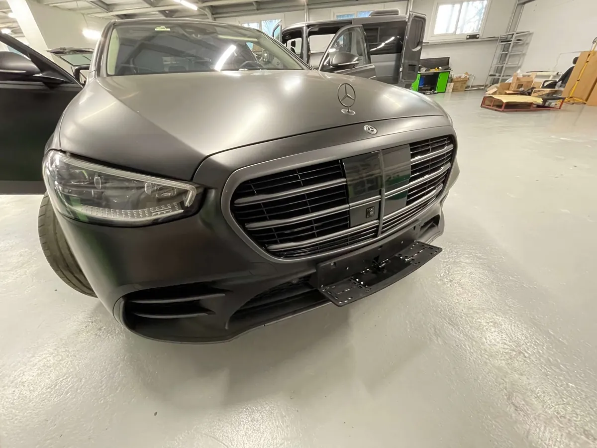 Mercedes S-Class — откидная рамка на переднем номере